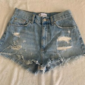 Zara jean shorts cut off size 4 waist to length 14x11‎